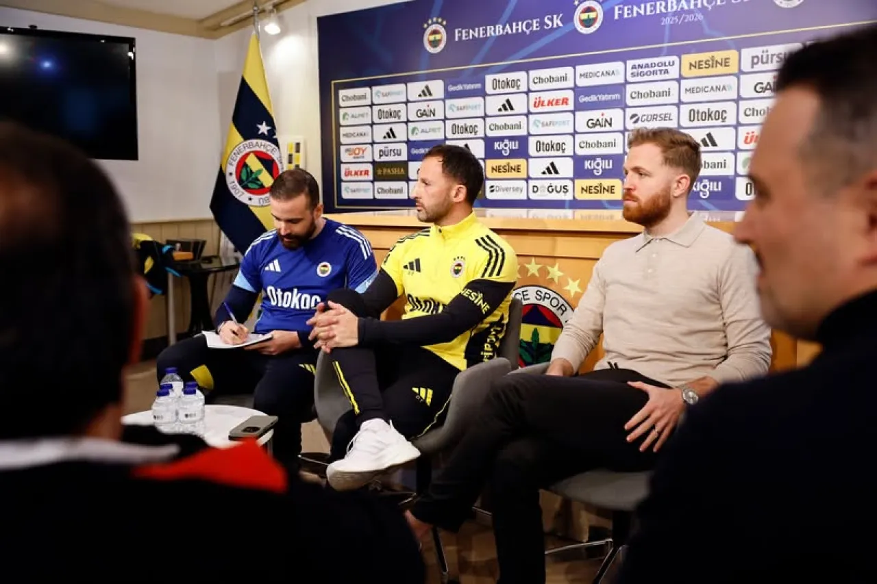 Fenerbahçe'de Domenico Tedesco ve Devin Özek Basın Toplantısı Düzenledi