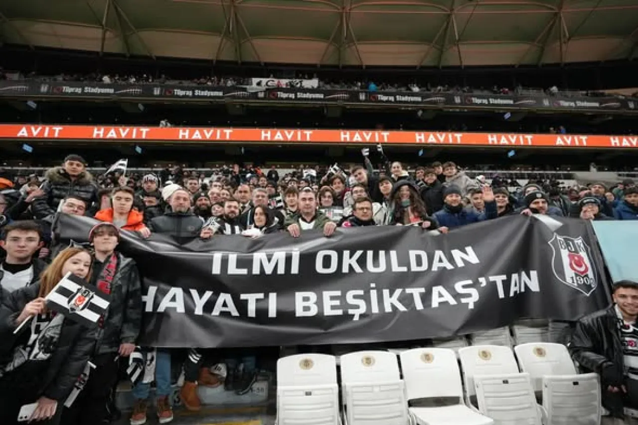 Beşiktaş'ta Başarılı Öğrenciler Takdir Belgelerini Stadyumda Aldı
